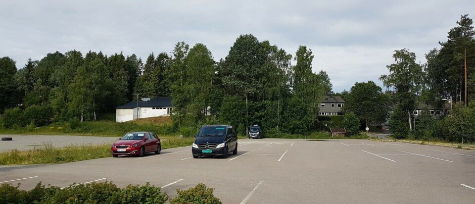 NABO TIL REKKEHUSENE: Nybygget er lagt nesten helt inntil rekkehusene i Jonas Lies vei. Brytehuset (den hvite bygningen til venstre på bildet) skal rives, ifølge illustrasjonen til det valgte konseptet. NABO TIL REKKEHUSENE: Nybygget er lagt nesten helt inntil rekkehusene i Jonas Lies vei. Brytehuset (den hvite bygningen til venstre på bildet) skal rives, ifølge illustrasjonen til det valgte konseptet.