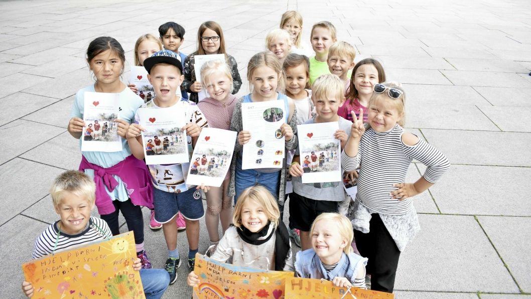 KJØP DIKTENE VÅRE: Klasse 2D fra Greverud skole solgte dikthefter og hadde store, oransje plakater for å reklamere. De stod inne på torget og solgte dem.