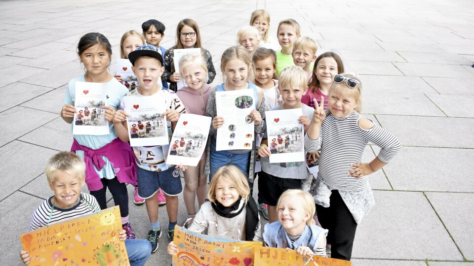 KJØP DIKTENE VÅRE: Klasse 2D fra Greverud skole solgte dikthefter og hadde store, oransje plakater for å reklamere. De stod inne på torget og solgte dem. KJØP DIKTENE VÅRE: Klasse 2D fra Greverud skole solgte dikthefter og hadde store, oransje plakater for å reklamere. De stod inne på torget og solgte dem.