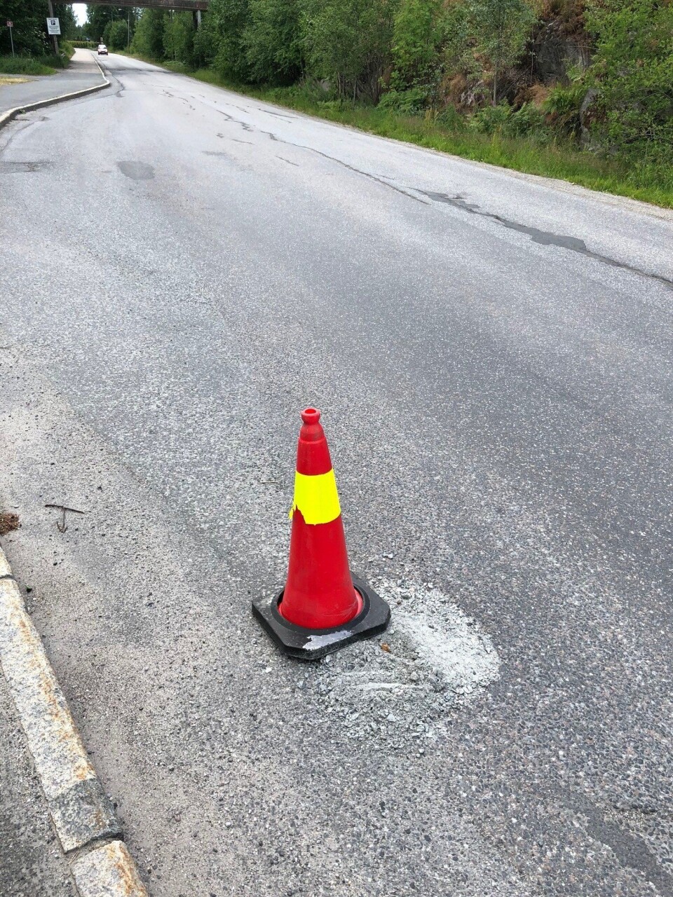 KJØR FORBI KJEGLE: Det er til og med plassert ut kjegle i Valhallaveien grunnet hull som bare har blitt fylt med grus. KJØR FORBI KJEGLE: Det er til og med plassert ut kjegle i Valhallaveien grunnet hull som bare har blitt fylt med grus.