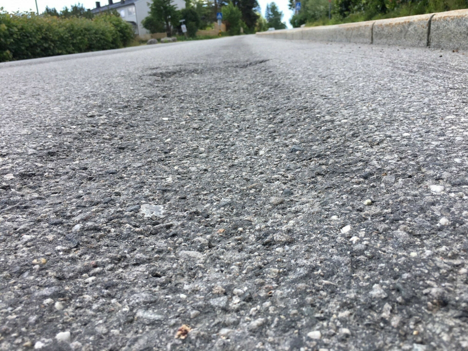 HJULSPOR: Tydelig tegn på at asfalten i Holbergs vei er slitt.