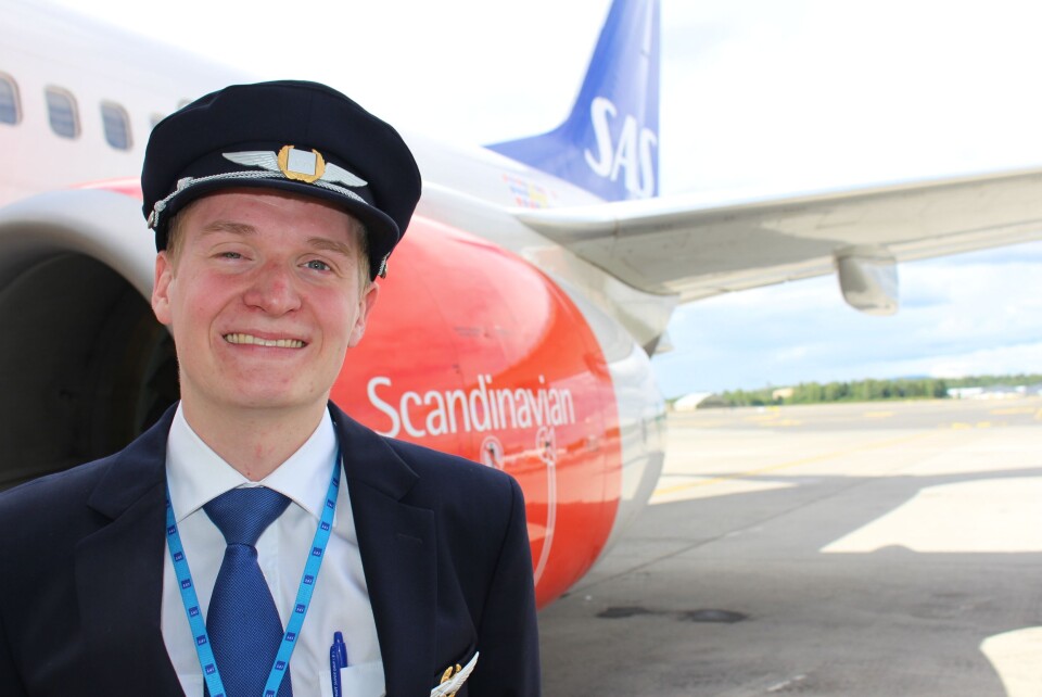 PÅ BAKKEN IGJEN: Her har den unge piloten akkurat landet på Gardermoen med en Boing 737.