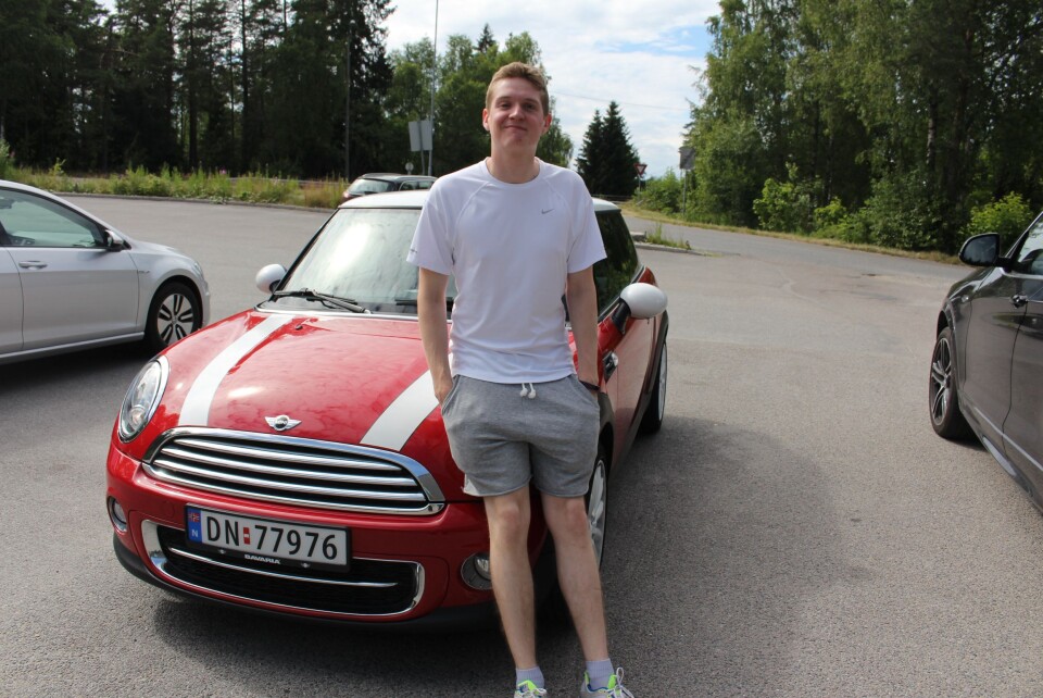 FORSKJELL PÅ STØRRELSEN: Til daglig kjører Henrik en Mini Cooper, i arbeid en litt større maskin.