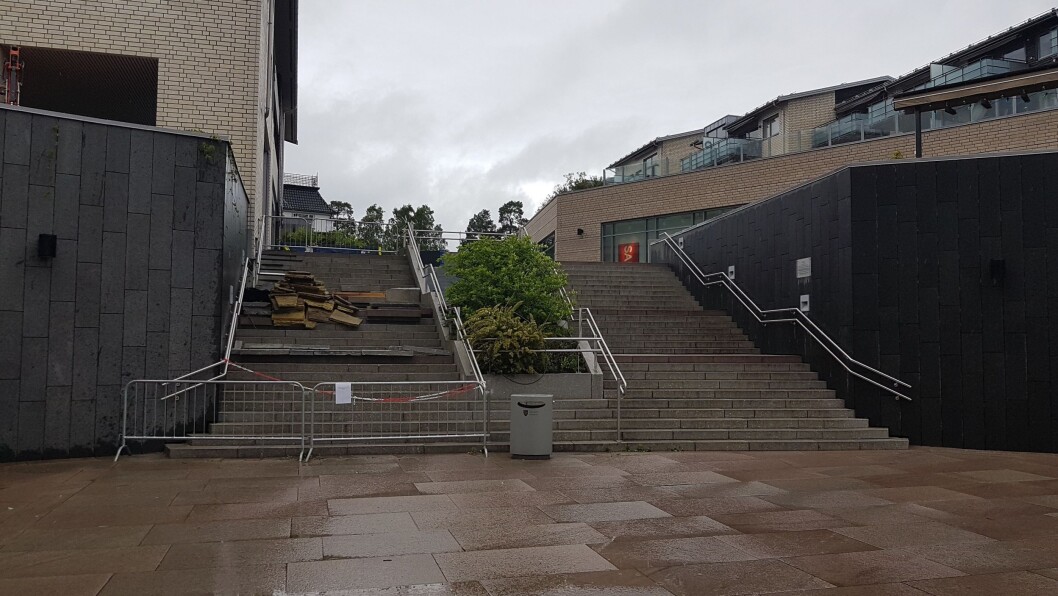 HAR VÆRT STENGT I LANG TID: Tettingsarbeidene ved den utvendige trappen på Kolbotn torg har vært til ulempe for mange som ferdes på torget, spesielt ved de store arrangementene. HAR VÆRT STENGT I LANG TID: Tettingsarbeidene ved den utvendige trappen på Kolbotn torg har vært til ulempe for mange som ferdes på torget, spesielt ved de store arrangementene.