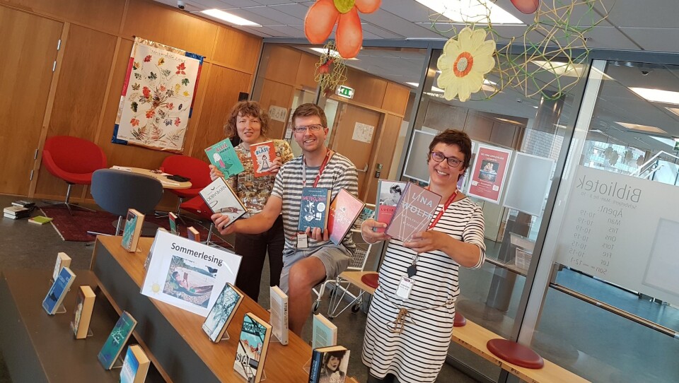 STIKK INNOM BIBLIOTEKET I SOMMER: Bibliotekarene Hilde Sjølset, Hans Martin Enger og Inger Astrid Nagel-Alne (50) ved Oppegård bibliotek byr på mange flotte bøker. STIKK INNOM BIBLIOTEKET I SOMMER: Bibliotekarene Hilde Sjølset, Hans Martin Enger og Inger Astrid Nagel-Alne (50) ved Oppegård bibliotek byr på mange flotte bøker.