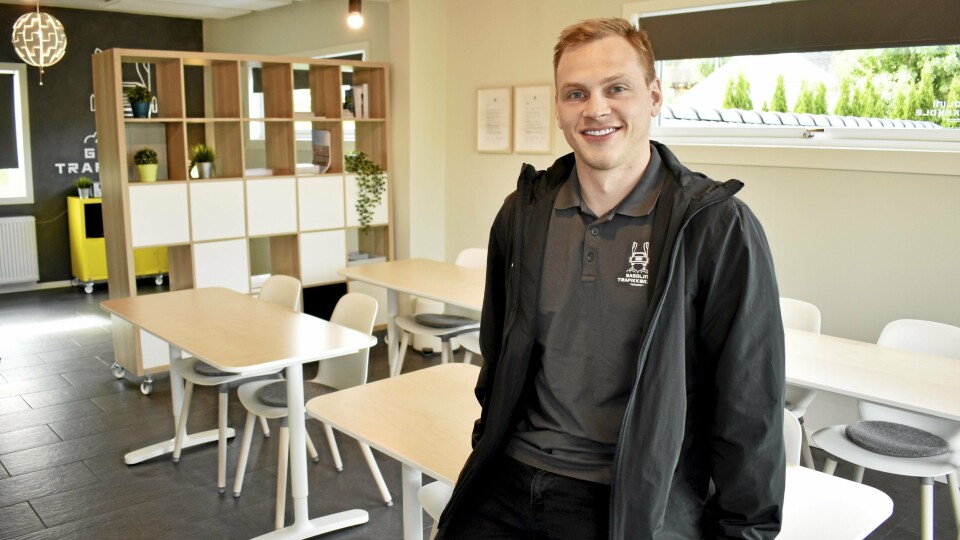 DAME LA GASOLINA: Andreas Johannessen (28) er ny trafikklærer, og viser frem sitt ny-oppussede undervisningsrom, hvor han også har kontor. Og veien til jobb kunne ikke vært kortere: selv bor han i etasjen over. – Det er ganske luksus, smiler han, som er fjerde generasjon som bor i dette huset. DAME LA GASOLINA: Andreas Johannessen (28) er ny trafikklærer, og viser frem sitt ny-oppussede undervisningsrom, hvor han også har kontor. Og veien til jobb kunne ikke vært kortere: selv bor han i etasjen over. – Det er ganske luksus, smiler han, som er fjerde generasjon som bor i dette huset.