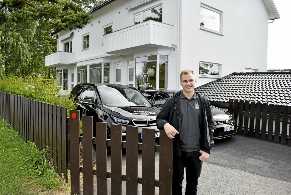 KLAMPEN I BÅNN: Utenfor sitt barndomshjem i Fjellveien rett ved kommunegrensen, har det vært ulike butikker de siste 70 årene, blant annet kolonialer og trykkeri. KLAMPEN I BÅNN: Utenfor sitt barndomshjem i Fjellveien rett ved kommunegrensen, har det vært ulike butikker de siste 70 årene, blant annet kolonialer og trykkeri.