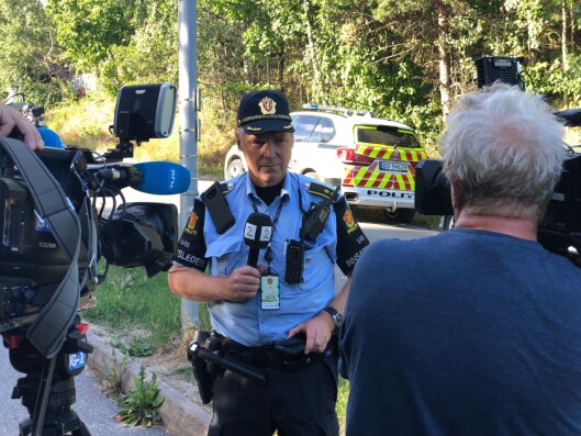 Innsatsleder Knut Hammer forteller at gjerningspersonen trolig er bevæpnet ettersom de ikke har funnet noe våpen på åstedet. Innsatsleder Knut Hammer forteller at gjerningspersonen trolig er bevæpnet ettersom de ikke har funnet noe våpen på åstedet.