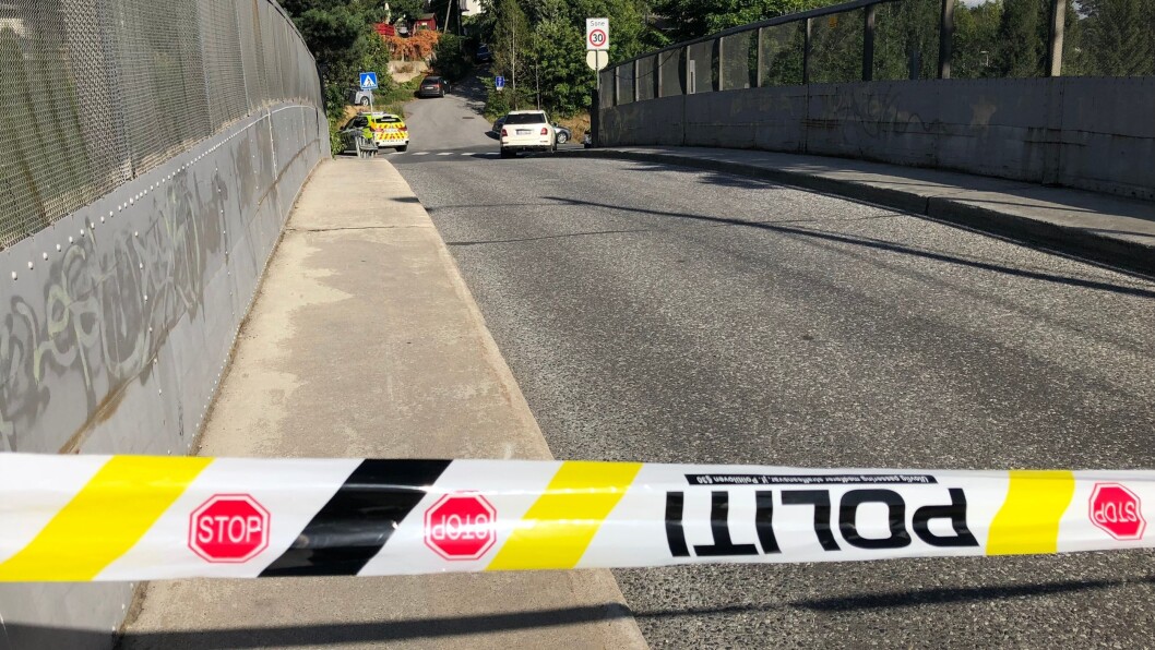 Politiet sperret av et stort område på Oppegård i forbindelse med søket etter gjerningspersonen. Personer som bor i området får foreløpig ikke dra hjem. Politiet sperret av et stort område på Oppegård i forbindelse med søket etter gjerningspersonen. Personer som bor i området får foreløpig ikke dra hjem.