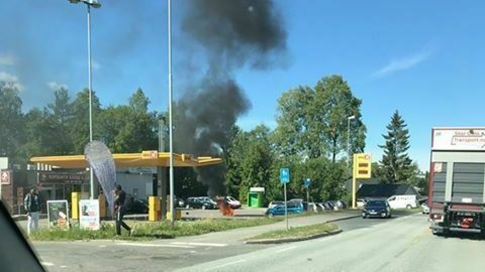 SVART RØYK: Slik så det ut da motorsykkelen begynte å brenne under fylling ved Uno-X på Sofiemyr.