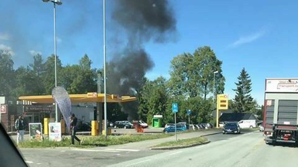 SVART RØYK: Slik så det ut da motorsykkelen begynte å brenne under fylling ved Uno-X på Sofiemyr. SVART RØYK: Slik så det ut da motorsykkelen begynte å brenne under fylling ved Uno-X på Sofiemyr.