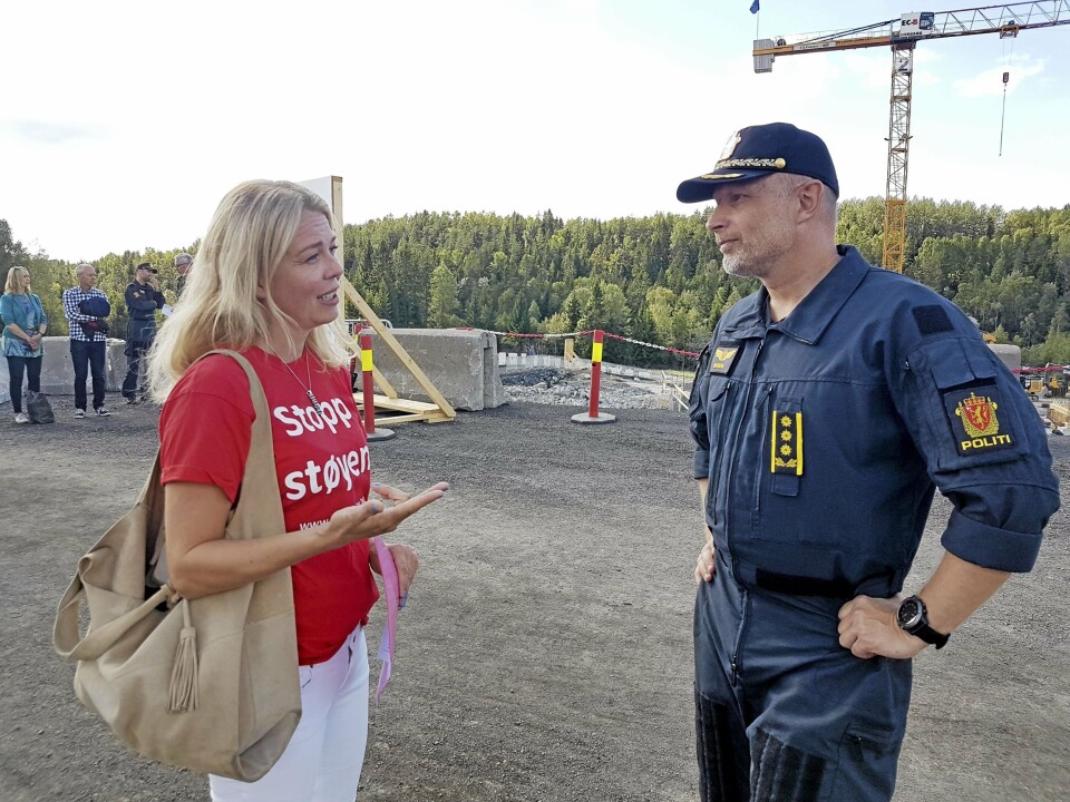 FORTALTE OM SITUASJONEN: – Vi håper på en god dialog med dere. Mangelfull informasjon om støy fra helikoptrene gjør at flere i nærområdene velger å flytte ut av kommunen, sa Methi til Freddy Roseth i helikoptertjenesten. Foto: Yana Stubberudlien FORTALTE OM SITUASJONEN: – Vi håper på en god dialog med dere. Mangelfull informasjon om støy fra helikoptrene gjør at flere i nærområdene velger å flytte ut av kommunen, sa Methi til Freddy Roseth i helikoptertjenesten. Foto: Yana Stubberudlien