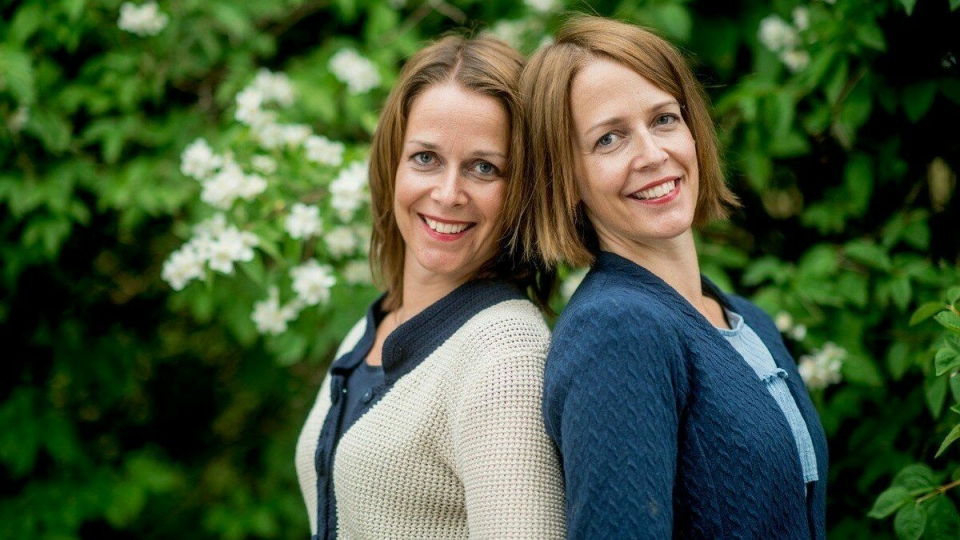 MATKOS: Mat er en viktig del av livet til de to tvillingsøstrene Lene (f.v) og Linda Engelstad. de samles ofte med familiene sine for å spise god mat og hygge seg rundt matbordet.