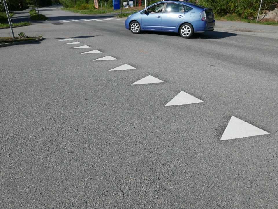 VEIMERKING: Kommunen har gjennomført veimerking i Trollåsveien og Rosenholmveien denne uken.