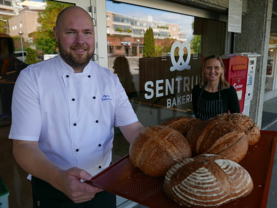 GLEDER SEG: Baker Styrmir Johannsson og daglig leder Gulla Johannesdottir gleder seg til å komme i gang og åpne Sentrum bakeri på fredag. Foto: Yana Stubberudlien