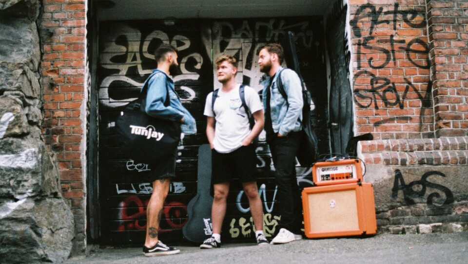 ROCKA KARER: Lasse Røed, trommeslager (f.v.), Ulrik Jacobsen, vokalist og gitarist, og Stian Solberg, bassist, gleder seg til å «rocke» Kolben under Hellbotn festivalen. ROCKA KARER: Lasse Røed, trommeslager (f.v.), Ulrik Jacobsen, vokalist og gitarist, og Stian Solberg, bassist, gleder seg til å «rocke» Kolben under Hellbotn festivalen.