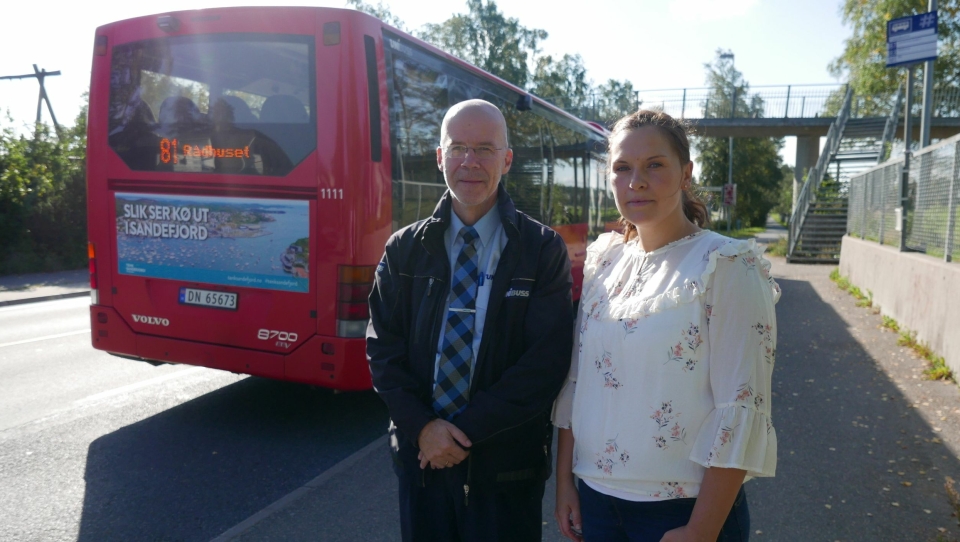 FARLIG STREKNING: Bussjåfør Erik Haugstad sier han har observert mange farlige situasjoner i Kongeveien. Her er han sammen med Kine Skovli Landerud.