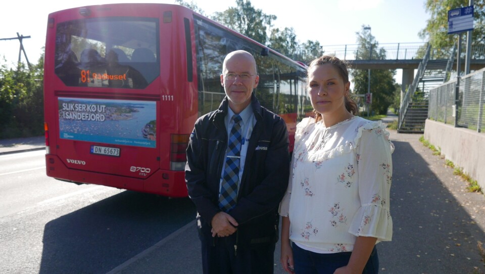 FARLIG STREKNING: Bussjåfør Erik Haugstad sier han har observert mange farlige situasjoner i Kongeveien. Her er han sammen med Kine Skovli Landerud. FARLIG STREKNING: Bussjåfør Erik Haugstad sier han har observert mange farlige situasjoner i Kongeveien. Her er han sammen med Kine Skovli Landerud.