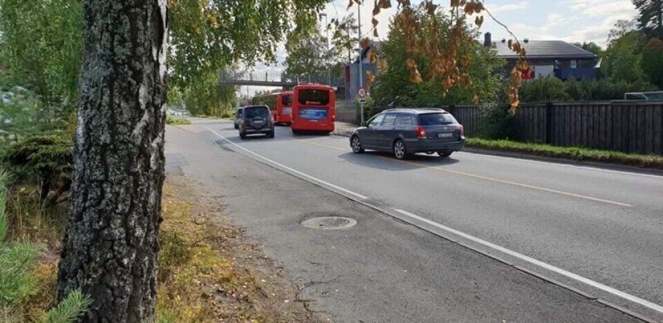 TUNGTRAFIKK: Det kjøres mye tungtransport på strekningen. Med den trange veien og lange køer blir trafikksituasjonen krevende. TUNGTRAFIKK: Det kjøres mye tungtransport på strekningen. Med den trange veien og lange køer blir trafikksituasjonen krevende.