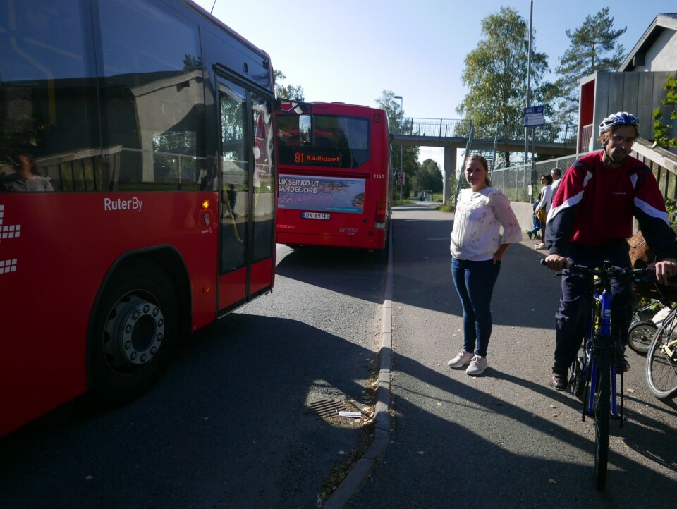 LANGE KØER: Bussene står ofte parkert her i lang tid og skaper lange køer i begge retninger. LANGE KØER: Bussene står ofte parkert her i lang tid og skaper lange køer i begge retninger.