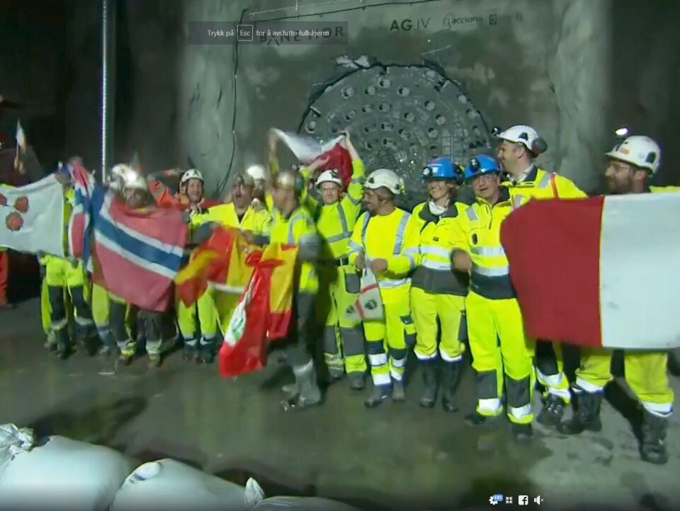 Etter gjennomslagene var det høy stemning blant de mange arbeiderne fra flere land som har vært med på å bygge tunnelene. Etter gjennomslagene var det høy stemning blant de mange arbeiderne fra flere land som har vært med på å bygge tunnelene.