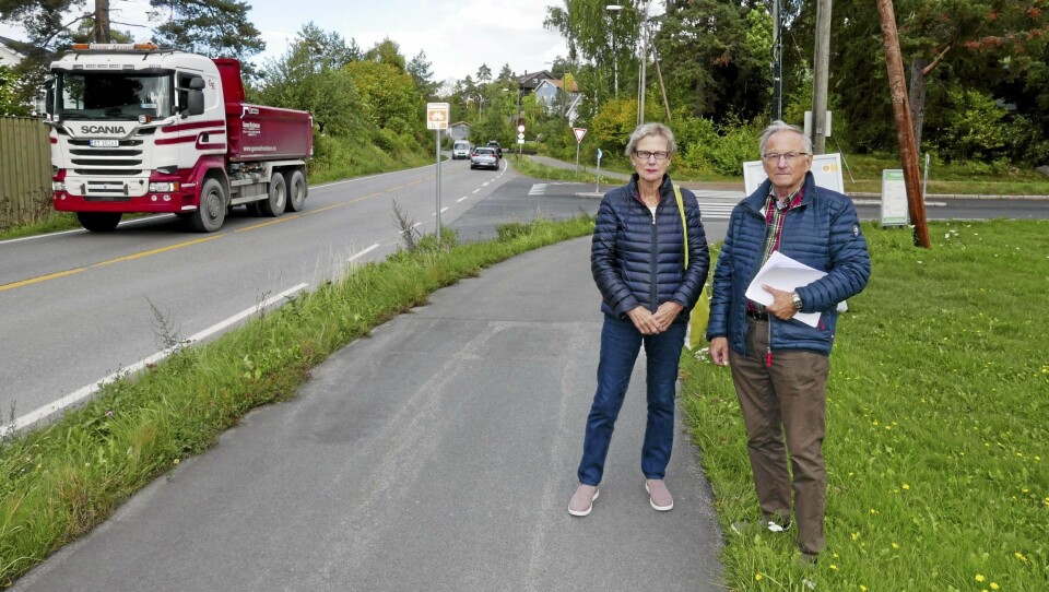 BEHOV FOR MANGE TILTAK: Berit Sunde (75) og Halvor Stormoen (69) og fra Solbråtan krever at SVV og kommunen setter i gang med farts- og støyreduserende tiltak i området langs Skiveien på Solbråtan. BEHOV FOR MANGE TILTAK: Berit Sunde (75) og Halvor Stormoen (69) og fra Solbråtan krever at SVV og kommunen setter i gang med farts- og støyreduserende tiltak i området langs Skiveien på Solbråtan.