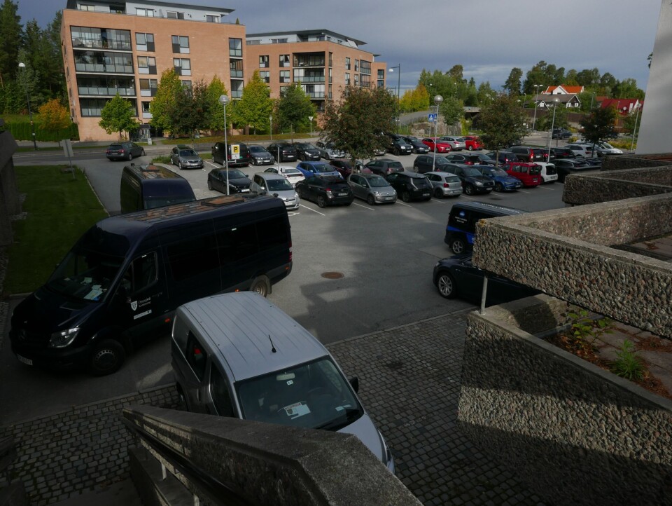 PARKERING FOR ANSATTE: Denne parkeringsplassen nord for rådhuset brukes av ansatte i kommunen. PARKERING FOR ANSATTE: Denne parkeringsplassen nord for rådhuset brukes av ansatte i kommunen.
