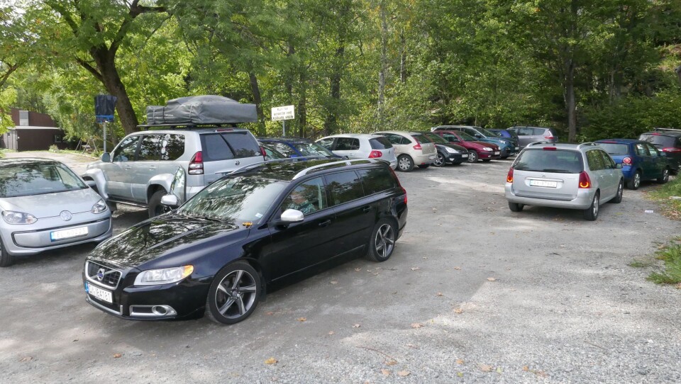 FRA 28 TIL 0 P-PLASSER: I dag finnes det 28 parkeringsplasser ved Kolbotn skole. Disse brukes av ansatte, besøkende og til levering – og henting av barn. FRA 28 TIL 0 P-PLASSER: I dag finnes det 28 parkeringsplasser ved Kolbotn skole. Disse brukes av ansatte, besøkende og til levering – og henting av barn.