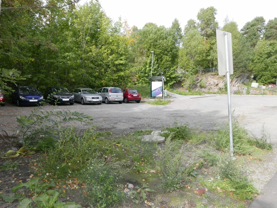 DAGENS PARKERING 1: På bildet kan du se parkeringsplassen til ansatte og bussholdeplassen.