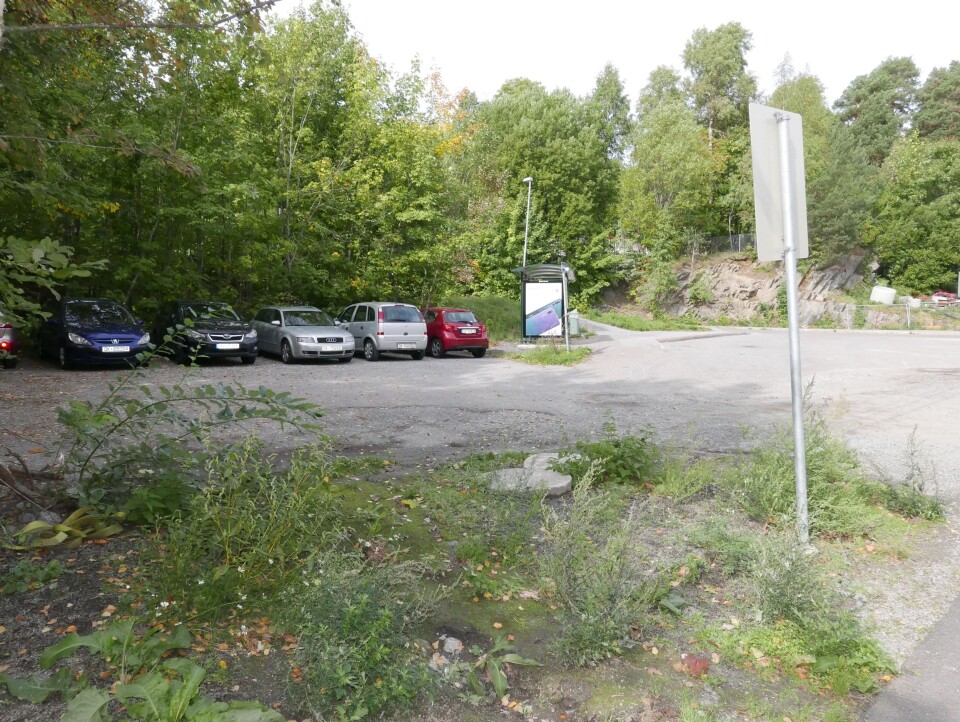 DAGENS PARKERING 1: På bildet kan du se parkeringsplassen til ansatte og bussholdeplassen. DAGENS PARKERING 1: På bildet kan du se parkeringsplassen til ansatte og bussholdeplassen.
