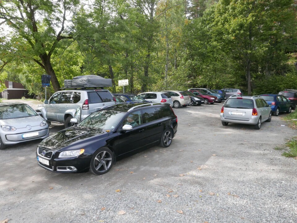 DAGENS PARKERING 2: Denne parkeringsplassen ligger nord for skolen. Da bildet ble tatt klokken 13:00 fredag 14. september, var det 17 biler der og ingen ledige p-plasser. DAGENS PARKERING 2: Denne parkeringsplassen ligger nord for skolen. Da bildet ble tatt klokken 13:00 fredag 14. september, var det 17 biler der og ingen ledige p-plasser.