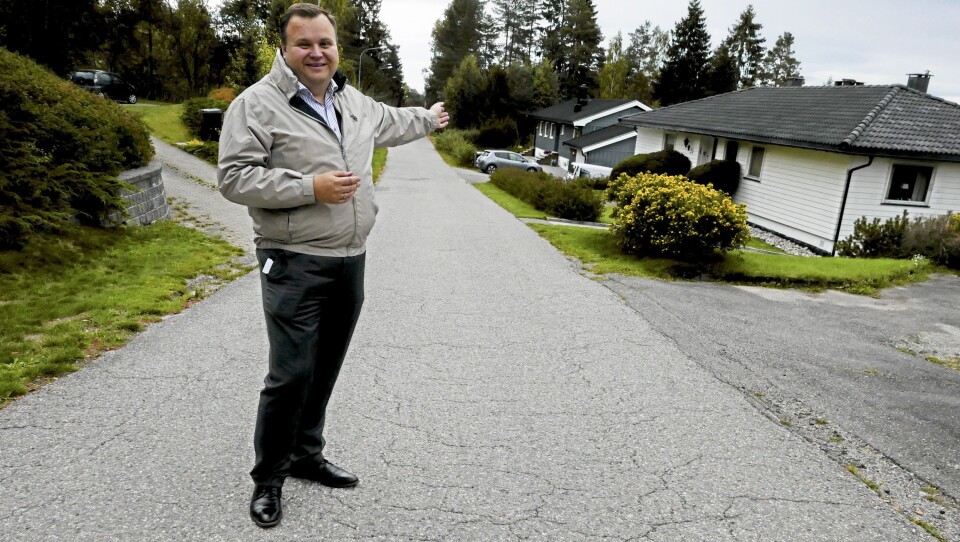 SMÅHUSOMRÅDET: – Småhusområdene skal bevare sine særpreg, sier ordfører Thomas Sjøvold (H), mens han viser oss et typisk småhus-område på Ingieråsen. SMÅHUSOMRÅDET: – Småhusområdene skal bevare sine særpreg, sier ordfører Thomas Sjøvold (H), mens han viser oss et typisk småhus-område på Ingieråsen.