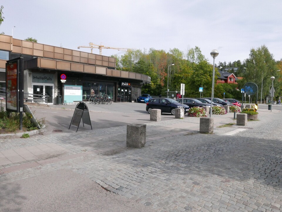 SYV PLASSER FORAN BANKBYGGET: Her kan du parkere gratis i to timer på virkedager. SYV PLASSER FORAN BANKBYGGET: Her kan du parkere gratis i to timer på virkedager.