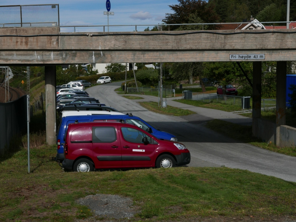HOLTEVEIEN: Denne parkeringslassen brukes av ansatte i Oppegård kommune. Her var det ingen ledige p-plasser heller.