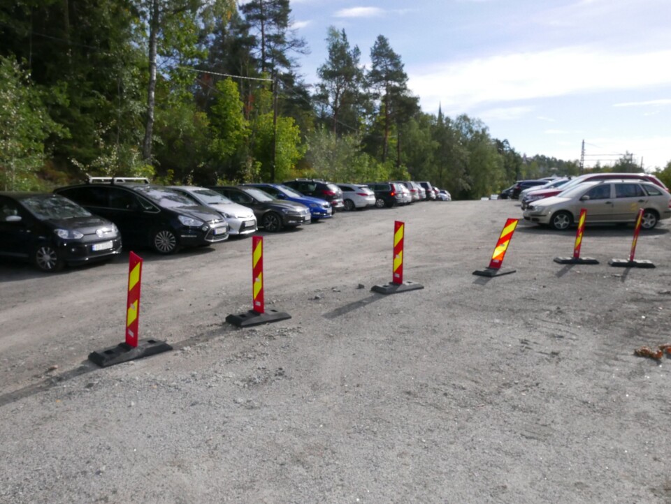 TH. HANSENS VEI: Her var det også fullt fredag morgen. Mange ansatte i kommunen velger å parkere bilene sine i virkedagene også på denne parkeringsplassen. TH. HANSENS VEI: Her var det også fullt fredag morgen. Mange ansatte i kommunen velger å parkere bilene sine i virkedagene også på denne parkeringsplassen.