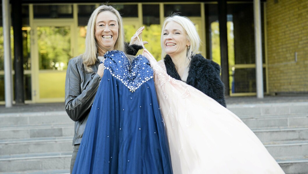 VINN-VINN: FAU-representantene Hege Svingeseth (f.v.) og Stine Neverdal, håper mange vil benytter seg av anledningen til å kjøpe en brukt kjole eller dress til årets ball. Det reduserer både kjøpepress av dyre kjoler og fotavtrykket i miljøet. VINN-VINN: FAU-representantene Hege Svingeseth (f.v.) og Stine Neverdal, håper mange vil benytter seg av anledningen til å kjøpe en brukt kjole eller dress til årets ball. Det reduserer både kjøpepress av dyre kjoler og fotavtrykket i miljøet.