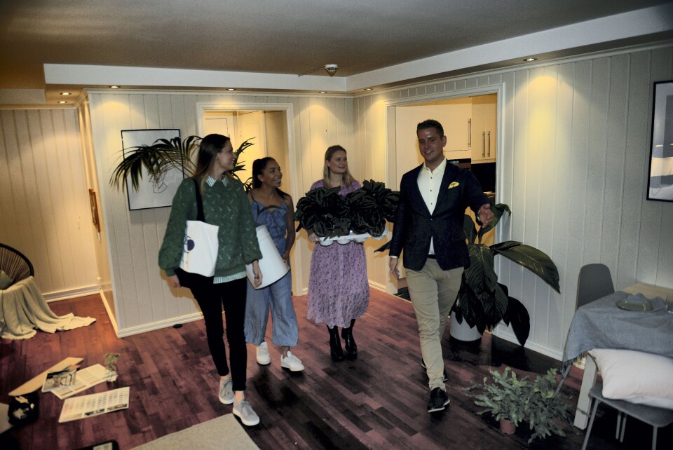 FRISKE PLANTER: Interiørstylistene har med seg friske planter for å style en leilighet eiendomsmegler Martin Surén skal selge i Valhallaveien. FRISKE PLANTER: Interiørstylistene har med seg friske planter for å style en leilighet eiendomsmegler Martin Surén skal selge i Valhallaveien.