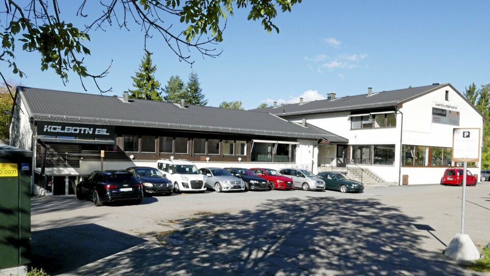 FORESLÅTT REVET: Eiendommen i Sønsterudveien 26 er på drøye tre mål og eies i sin helhet av Kolbotn Bil AS. Planinitiativet involverer også Holbergs vei 2, som er en naboeiendom på to mål med rester etter en barnepark med tilhørende uthus. Området rundt planområdet er i hovedsak regulert til frittliggende småhusbebyggelse, med unntak av boligblokken i Holbergs vei 1. FORESLÅTT REVET: Eiendommen i Sønsterudveien 26 er på drøye tre mål og eies i sin helhet av Kolbotn Bil AS. Planinitiativet involverer også Holbergs vei 2, som er en naboeiendom på to mål med rester etter en barnepark med tilhørende uthus. Området rundt planområdet er i hovedsak regulert til frittliggende småhusbebyggelse, med unntak av boligblokken i Holbergs vei 1.