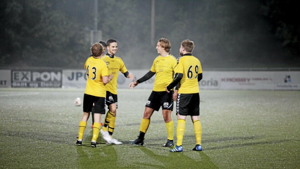 PUH! Lettede OI-spillere feirer Erlend Syversens 3-1-scoringen. PUH! Lettede OI-spillere feirer Erlend Syversens 3-1-scoringen.