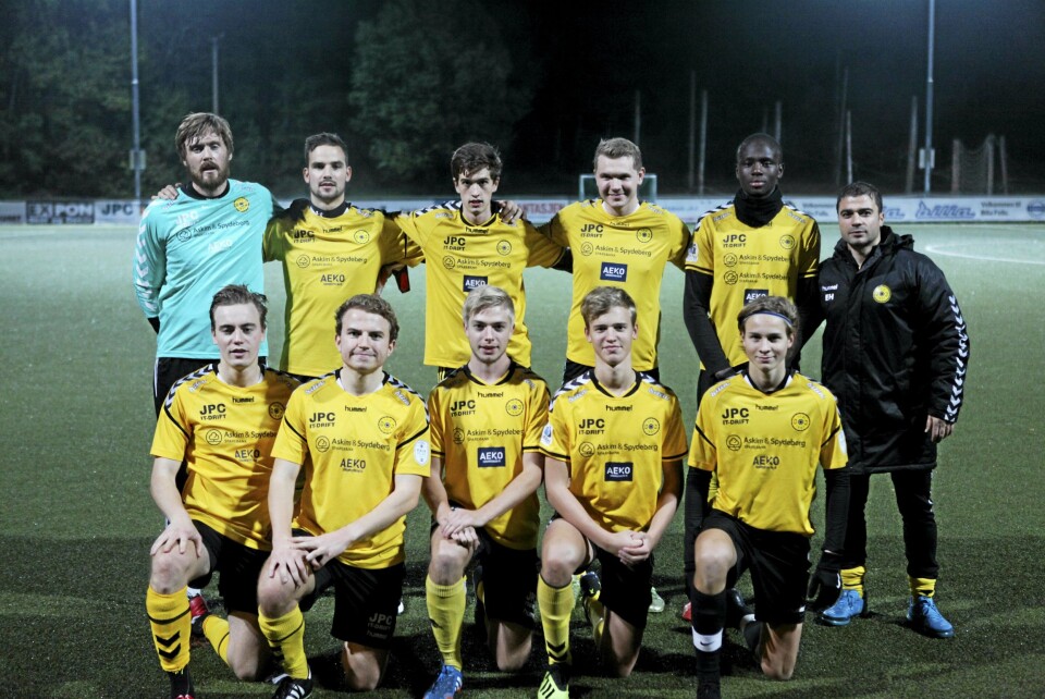 ALLE GUTTA: Oppegårds lag fra venstre øverst: Lars Jørgen Myhrvold (keeper), Kristian Norli, Lukas Hattestad Orsatti (junior), Alv Kåre Rasmussen, Mohammad Sankarreh (junior), Ermir Haxhiraj (trener). Fra venstre nede: Øystein Hovind, Trym Økland, Petter Meinseth, Edvinas Zidkich (junior), Sander Berger (junior). ALLE GUTTA: Oppegårds lag fra venstre øverst: Lars Jørgen Myhrvold (keeper), Kristian Norli, Lukas Hattestad Orsatti (junior), Alv Kåre Rasmussen, Mohammad Sankarreh (junior), Ermir Haxhiraj (trener). Fra venstre nede: Øystein Hovind, Trym Økland, Petter Meinseth, Edvinas Zidkich (junior), Sander Berger (junior).