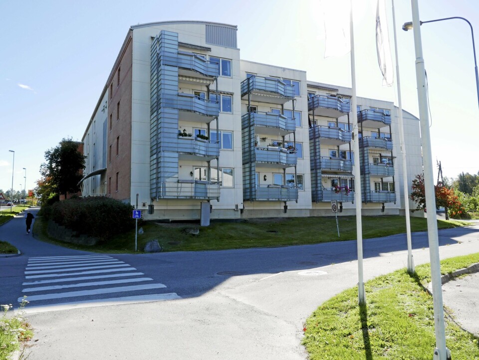 NABO: Boligblokken i Holbergs vei 1 på fire etasjer er den nærmeste naboen fra øst. NABO: Boligblokken i Holbergs vei 1 på fire etasjer er den nærmeste naboen fra øst.