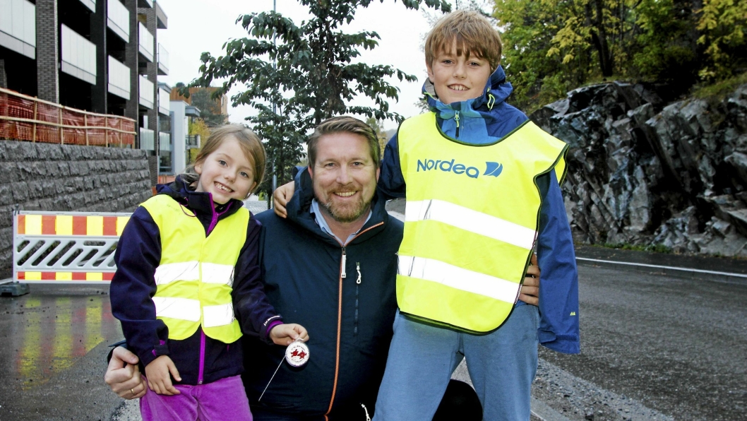 VISER IGJEN: Jan Helge Sæterstrand og barna Amanda (6) og Matheo (9) er aktive refleksbrukere