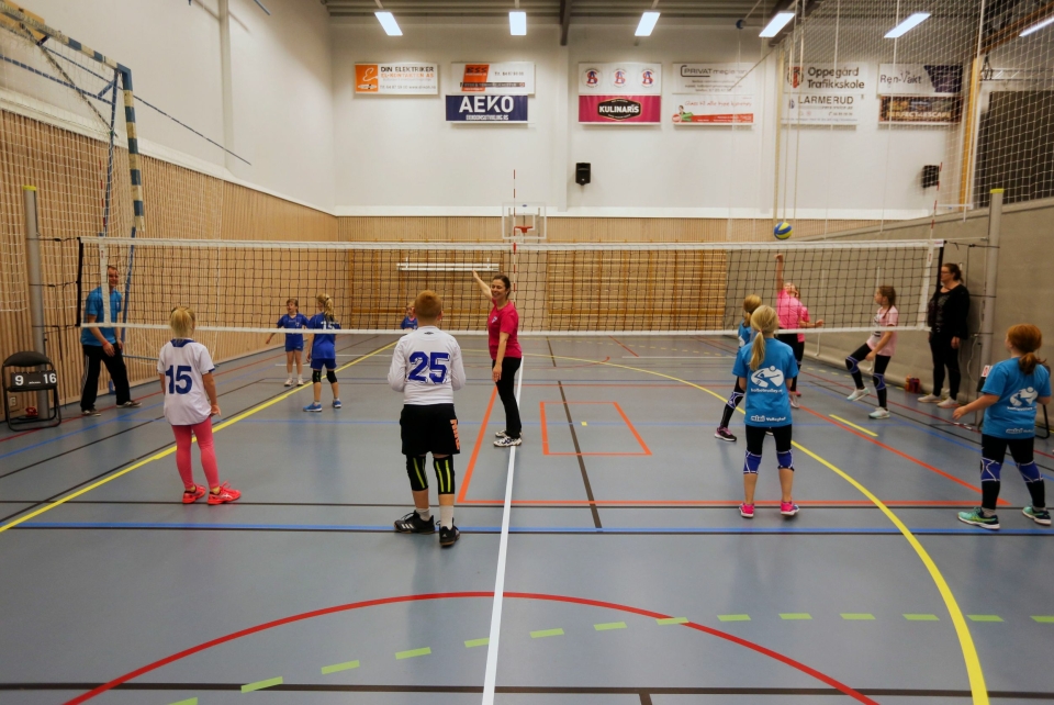 MINIVOLLEYBALL: Minivolleyball spilles på små baner med 2 eller 3 spillere på hvert lag.