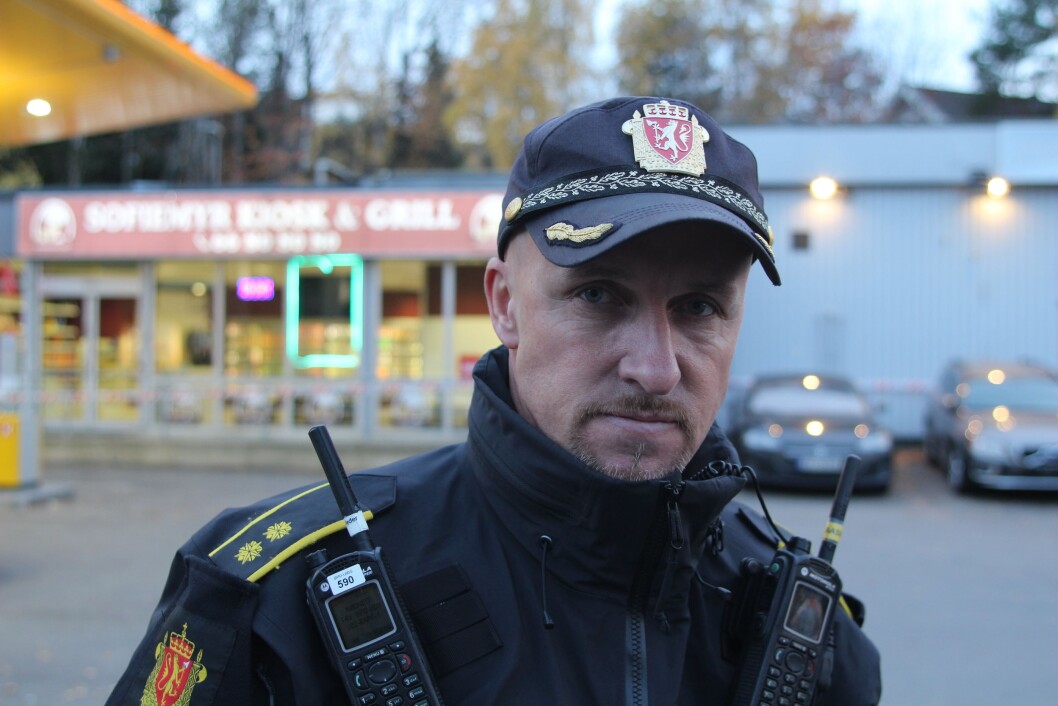 ETTERLYSER: Anders Strømsæther, innsatsleder i Øst politidistrikt, sier politiet etterlyser en grå Audi som kjørte fra stedet. ETTERLYSER: Anders Strømsæther, innsatsleder i Øst politidistrikt, sier politiet etterlyser en grå Audi som kjørte fra stedet.