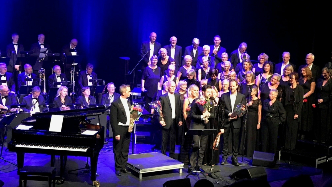 HYLLEST: Orkester, kor, dirigenter og solister med Didrik Solli-Tangen i midten foran hylles av et begeistret publikum. (Foto: Bjørn Eilert Eriksen)