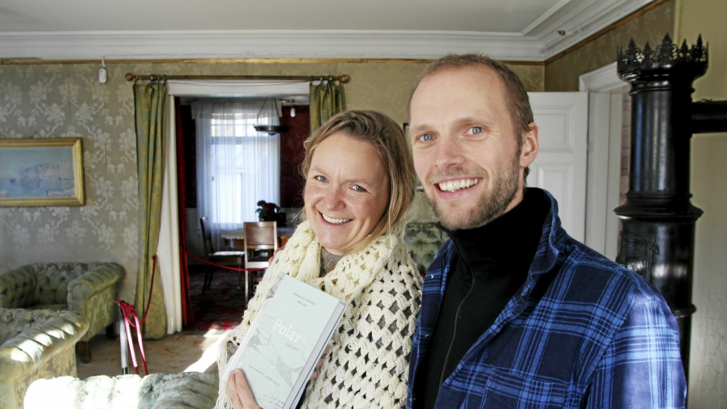 NY BOK: Forfatterne Sigri Sandberg og Anders Bache har skrevet boken «Polar kjærlighet». Søndag lanserte de boken i Roald Amundsens hjem på Svartskog.