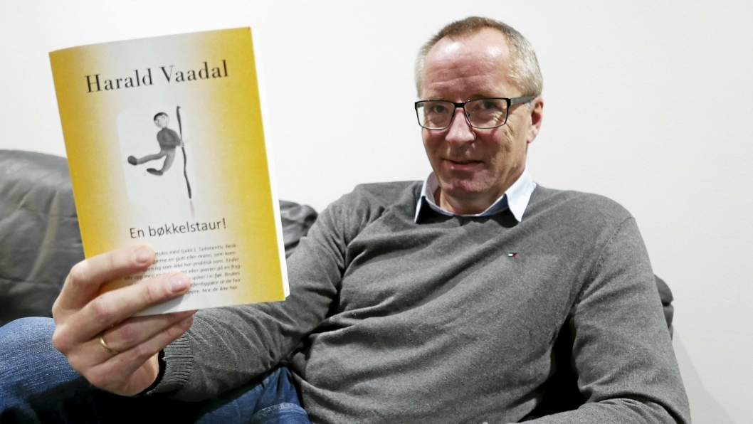 LOKKER SMILET FREM: – Ingen bortsett fra familien min har lest boken ennå, så jeg er veldig spent på hvordan den blir mottatt, sier Harald Vaadal, og lokker smilet frem.