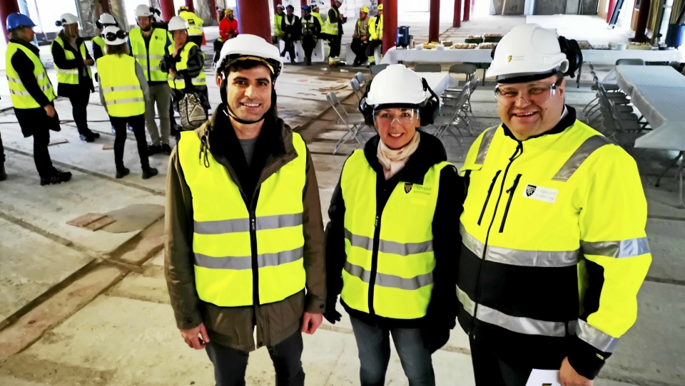 FEIRET: Prosjektsjef Alan Raouf, kommunalsjef Ellen Wibe og ordfører Thomas Sjøvold var korrekt antrukket for kranselag på byggeplassen til de nye omsorgsboligene.