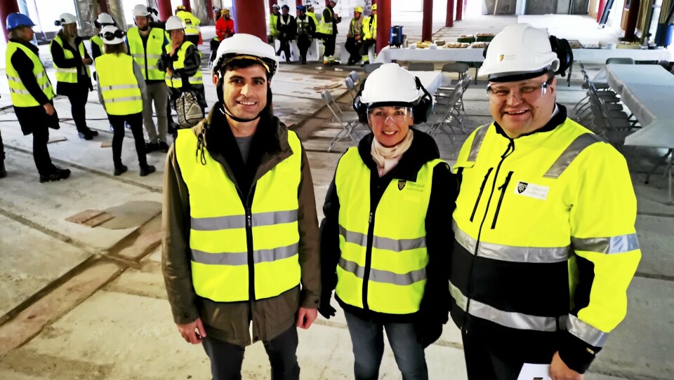 FEIRET: Prosjektsjef Alan Raouf, kommunalsjef Ellen Wibe og ordfører Thomas Sjøvold var korrekt antrukket for kranselag på byggeplassen til de nye omsorgsboligene. FEIRET: Prosjektsjef Alan Raouf, kommunalsjef Ellen Wibe og ordfører Thomas Sjøvold var korrekt antrukket for kranselag på byggeplassen til de nye omsorgsboligene.