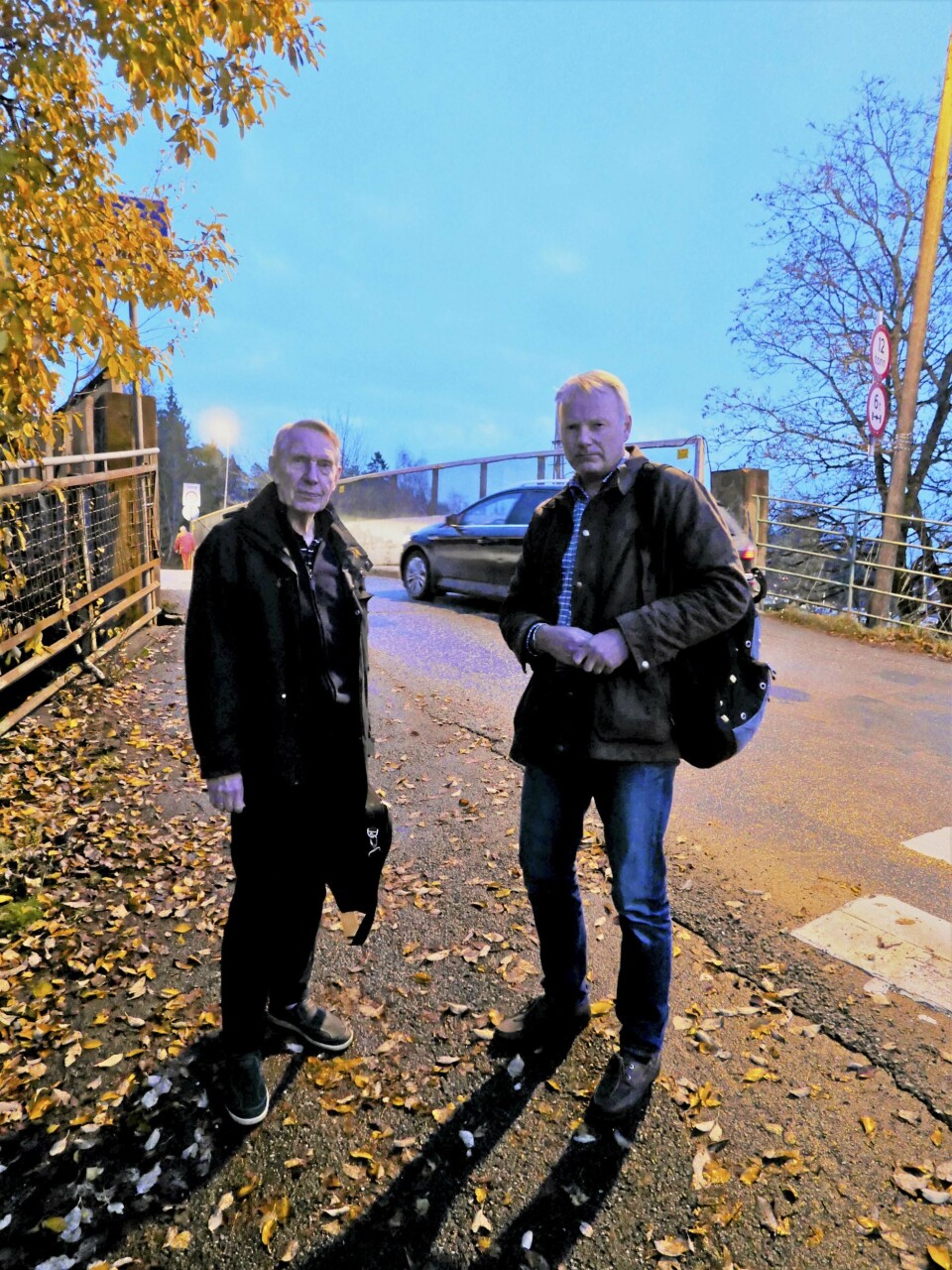 HAVNET I BAKEVJA: – Har jernbanebroen, Oppegård lokalsenter og de nærmeste omgivelsene havnet i bakevja i Oppegård kommune? spør Ragnar Dahl og Geir Hokholt i Oppegård Vel. HAVNET I BAKEVJA: – Har jernbanebroen, Oppegård lokalsenter og de nærmeste omgivelsene havnet i bakevja i Oppegård kommune? spør Ragnar Dahl og Geir Hokholt i Oppegård Vel.